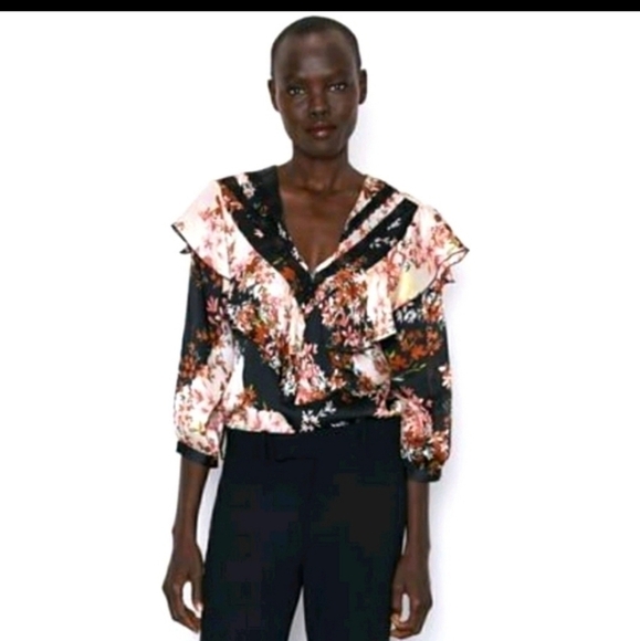 𝅺zara Ruffled Floral print top‎ - Picture 3 of 10